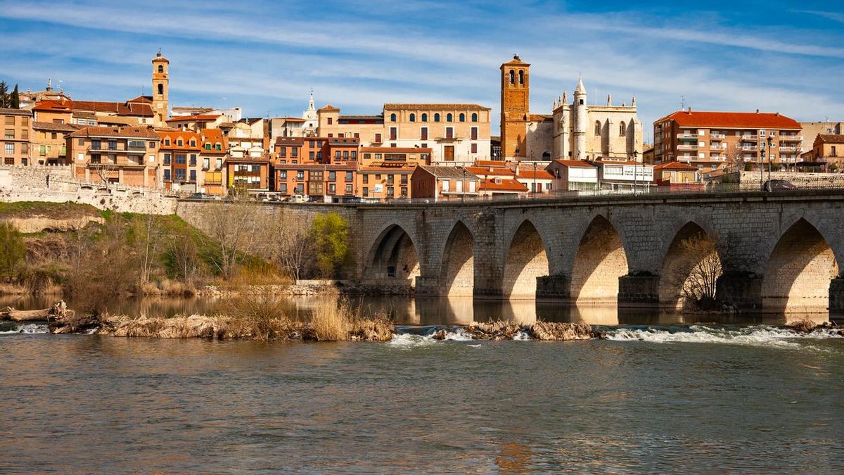 El Parador a orillas del Duero situado en la ciudad donde se firmó el acuerdo en el que se dividió América tras su descubrimiento