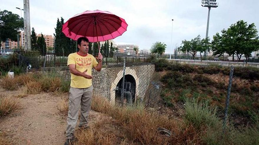 La línea ferroviaria, a su paso por la ciudad deportiva, manifiesta un estado de abandono.