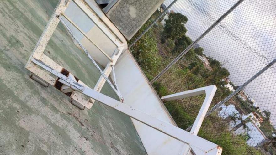 Una canasta de baloncesto rota y apartada, en la cancha de Buenlugar, en Firgas. | | LP