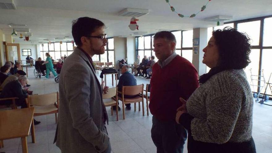 Manuel Cuiña y Pilar Peón departen con Alberto Rodríguez, durante su visita a Geriatros Lalín.