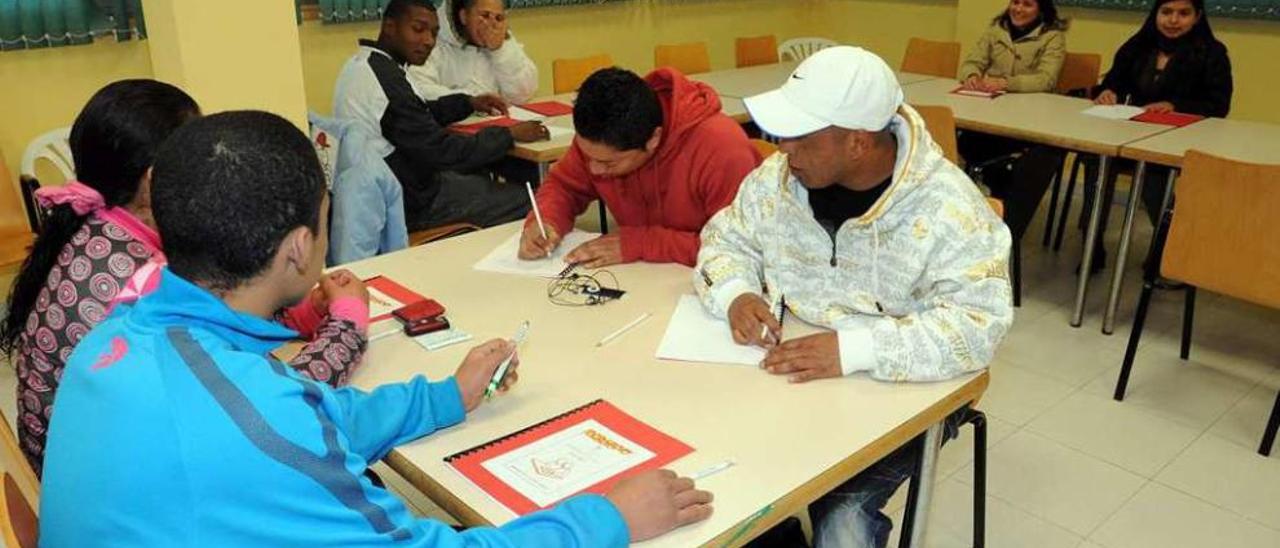 Curso de gallego para inmigrantes, en Ourense. // Iñaki Abella