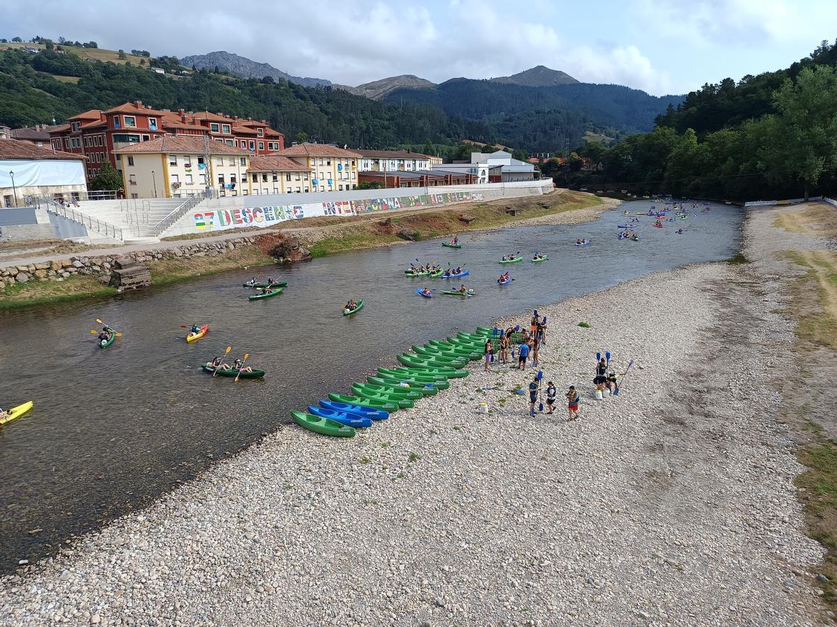 Canoas en el Sella, en Arriondas.