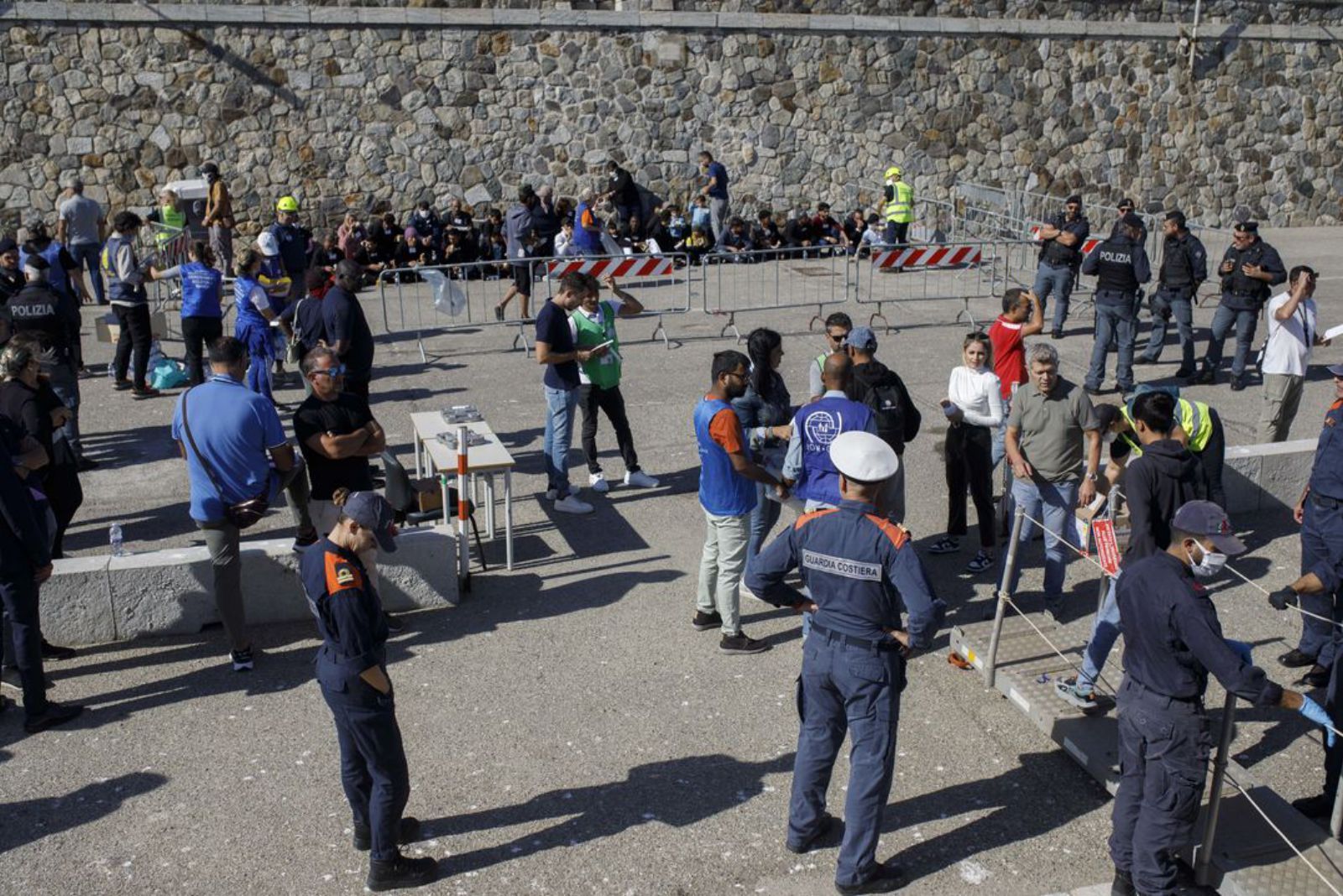Desplegament de forces de seguretat al port de Reggio de Calàbria per rebre els migrants rescatats pel vaixell Aita Mari.