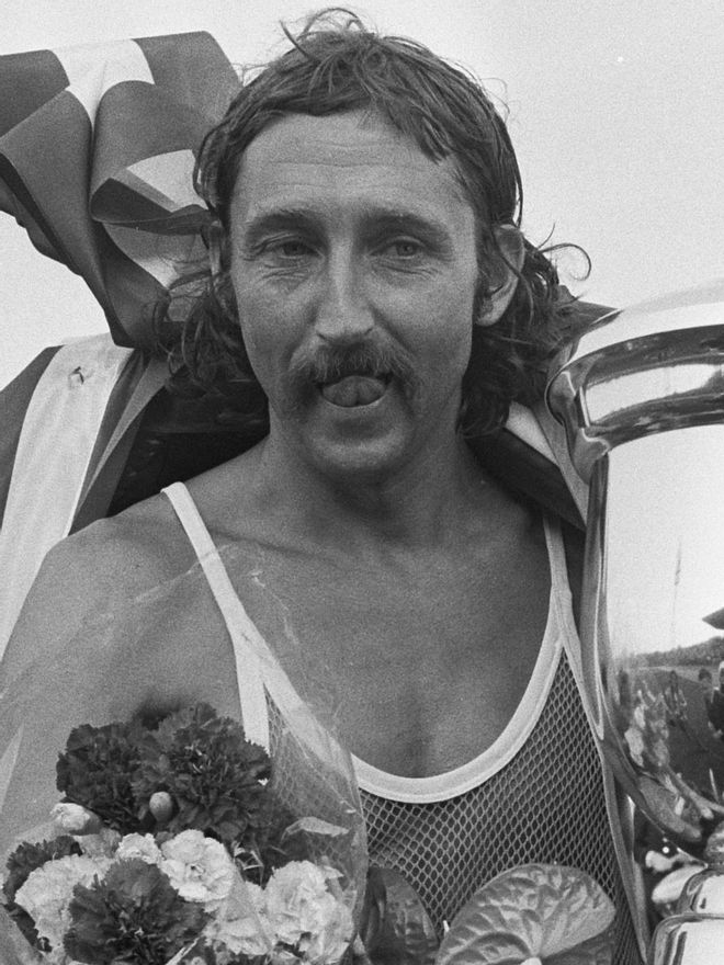 Ron Hill en 1975 con la copa de campeón del Maratón de Enschede en Holanda