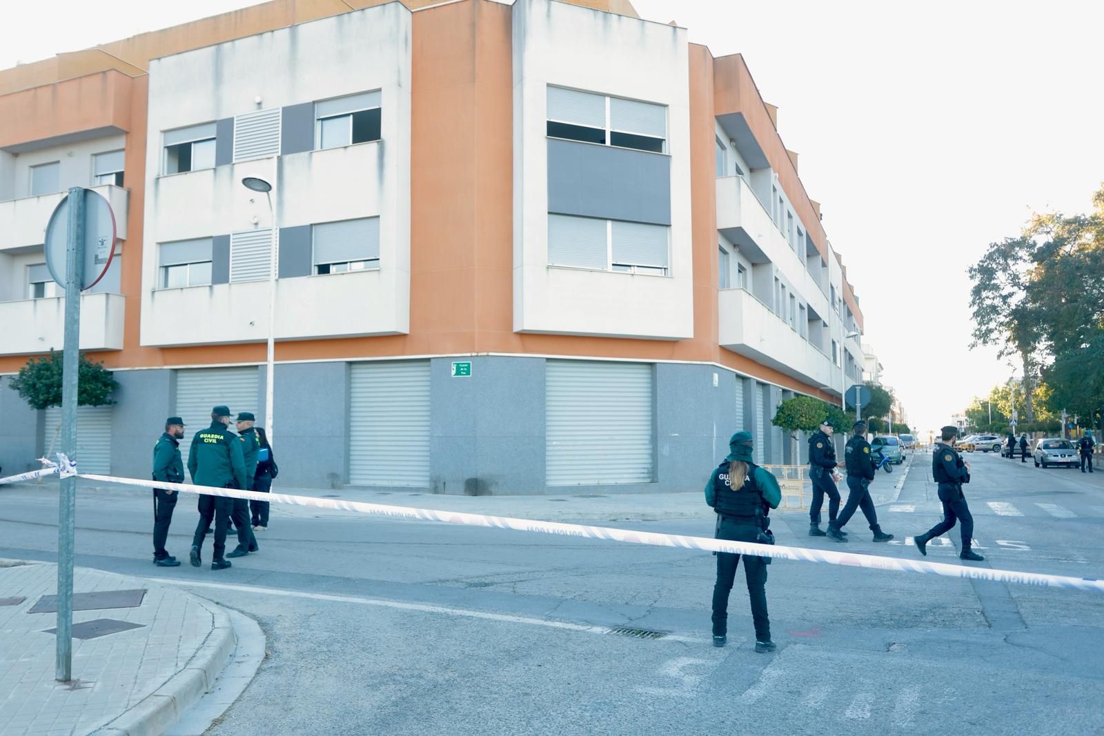 Amplio despliegue de Policía y Guardia Civil en el desahucio de 54 familias en Montserrat