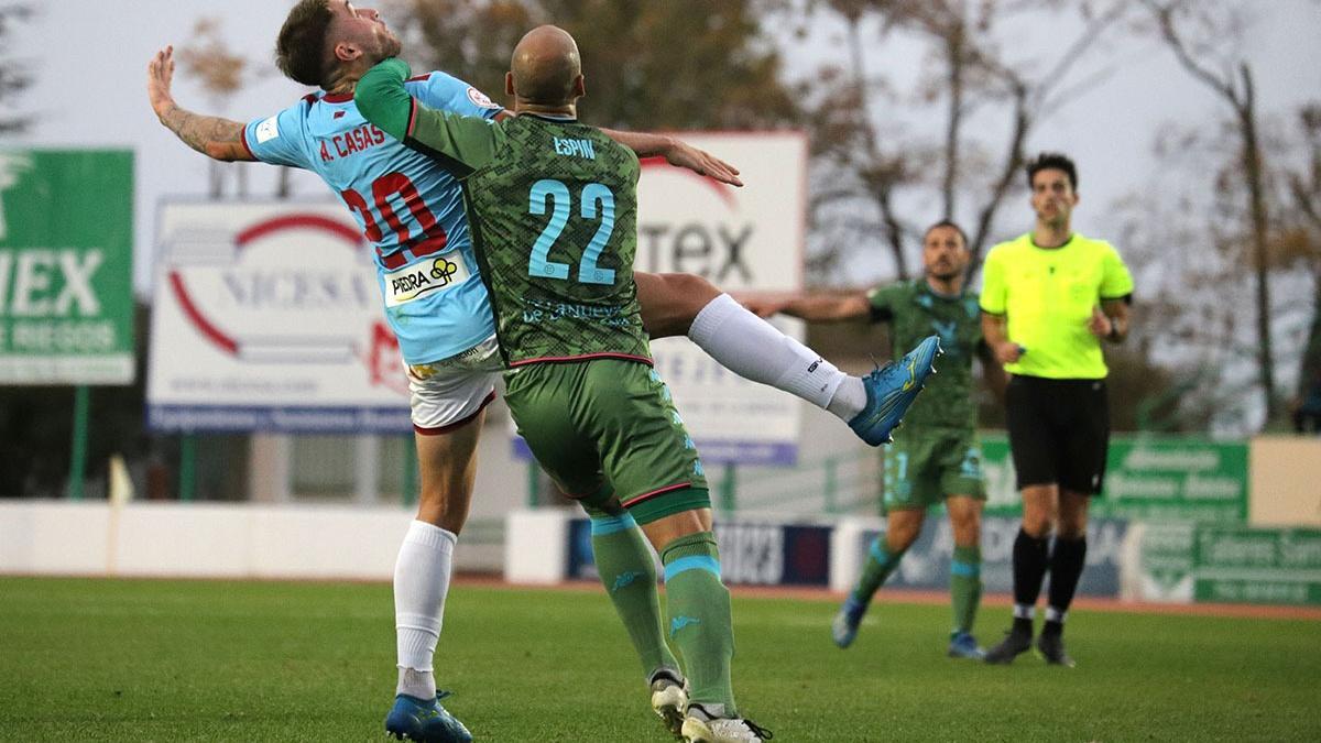 Casas pugna  con Espín en el Villanovense-Córdoba CF.