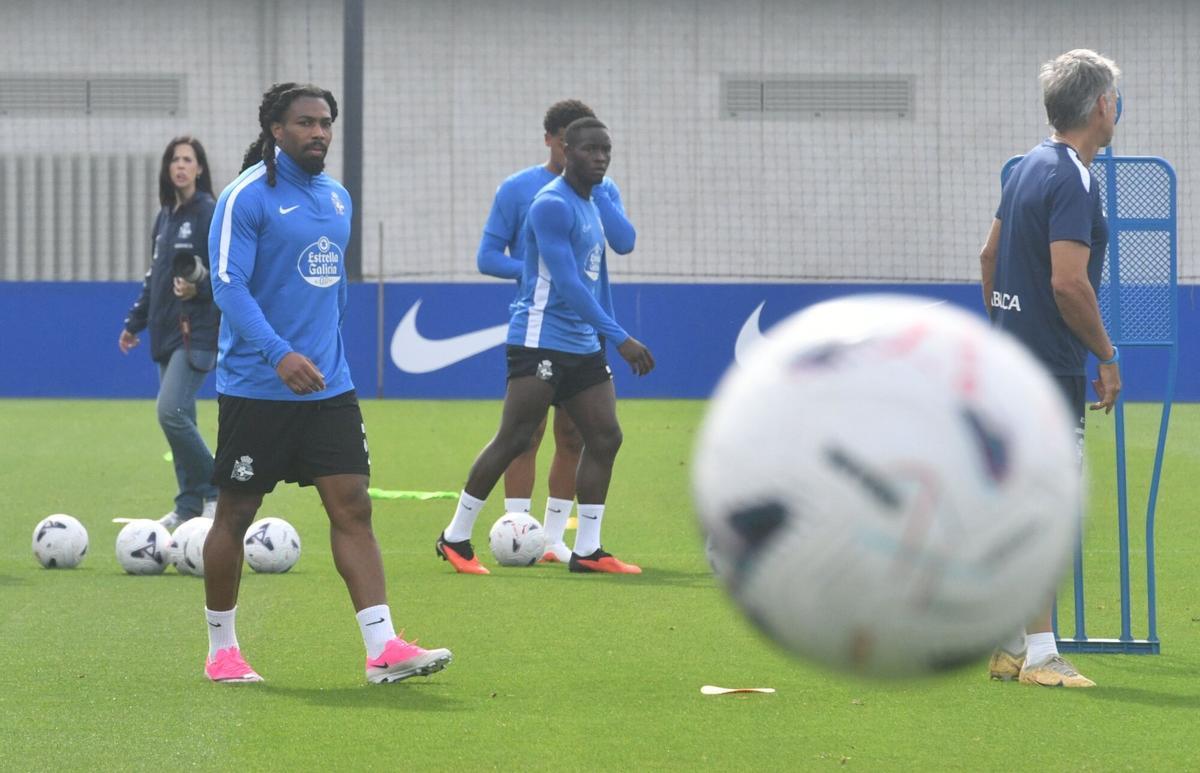 Ya vestido con la ropa de entrenamiento blanquiazul, Adama Traoré trabaja junto a sus compañeros. Ya vestido con la ropa de entrenamiento blanquiazul, Adama Traoré trabaja junto a sus compañeros.