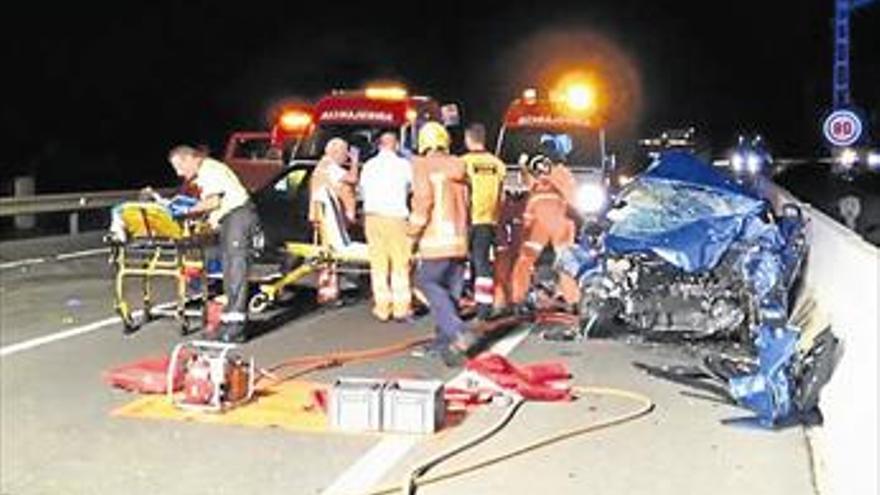 Dos fallecidos en la colisión de tres vehículos en Cullera