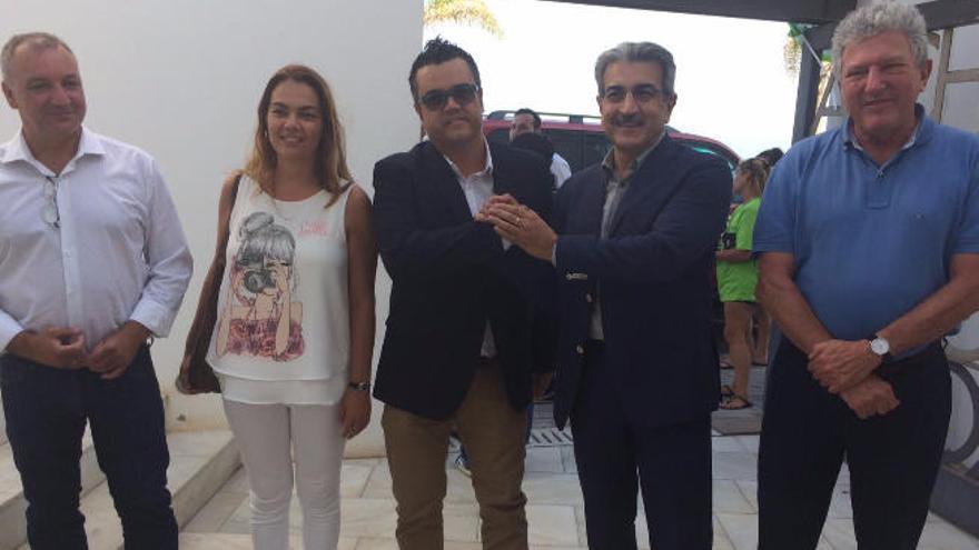 Rodríguez saluda al nuevo líder de NC en Lanzarote, Armando Santana.