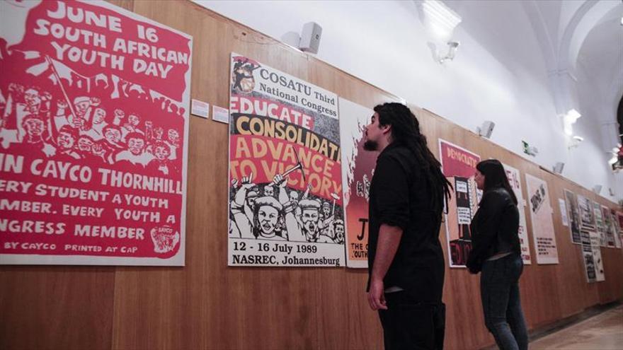 Carteles y música contra el apartheid