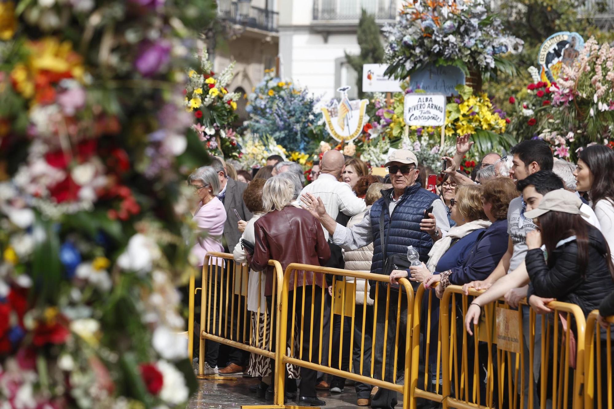 Cientos de personas acuden a ver el manto de la Virgen