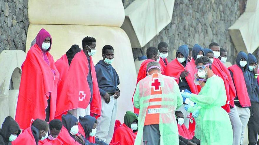 Cruz Roja atiende a los 54 migrantes llegados ayer a La Restinga, El Hierro .