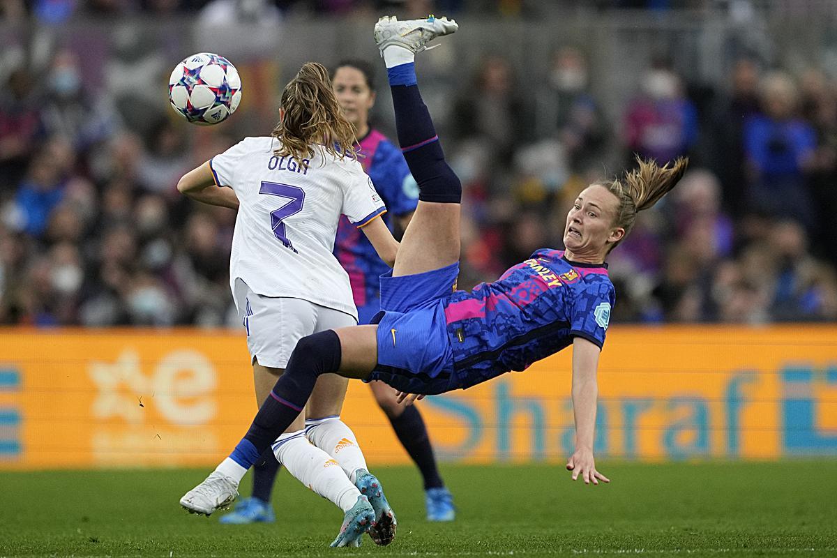 Caroline Graham Hansen disputa el balón ante la centrocampista del Real Madrid, Olga Carmona