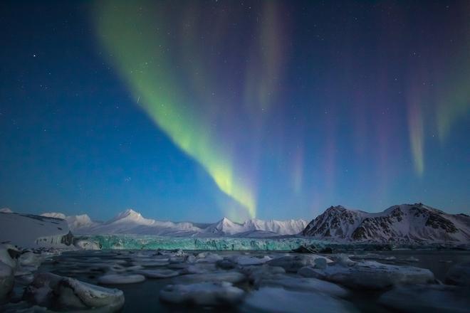 Las auroras boreales sobre las montañas nevadas de Noruega