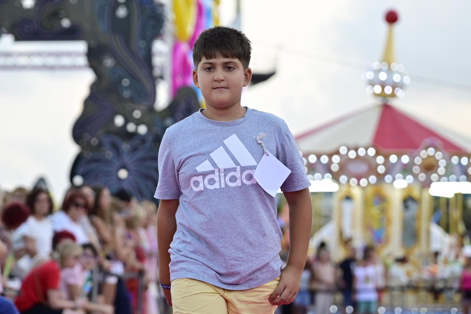 El Moll de Costa se viste de moda con el desfile solidario de Cáritas