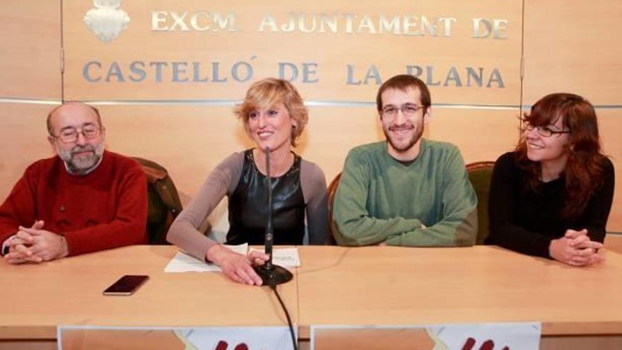 La concejala Verónica Ruiz junto a los representantes de Castelló per la Llengua.