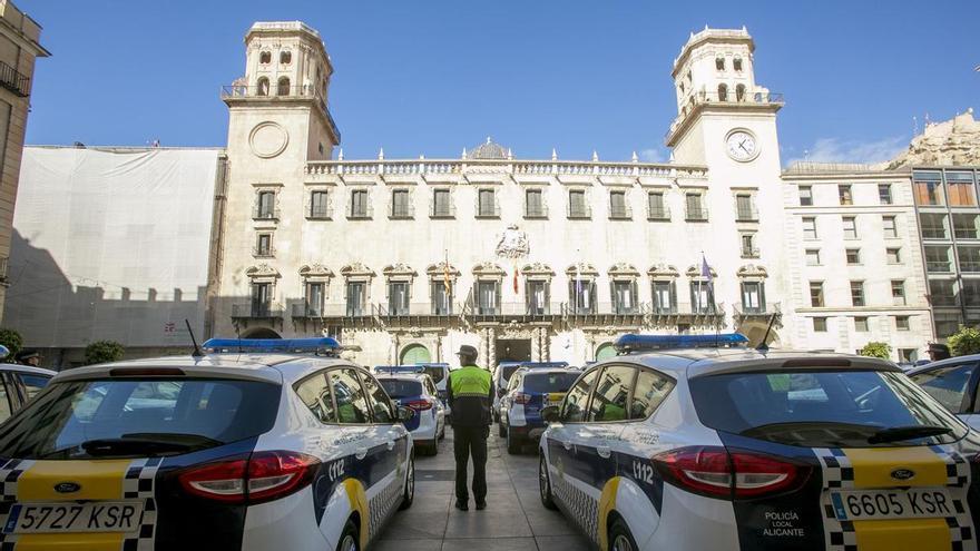 Sanción a dos agentes de la Policía Local de Alicante por no saludar a un jefe