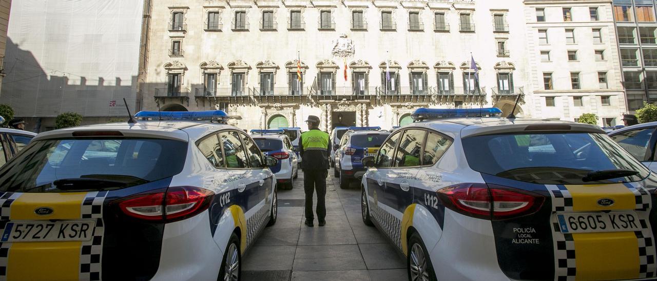 Un acto de la Policía Local, frente al Ayuntamiento