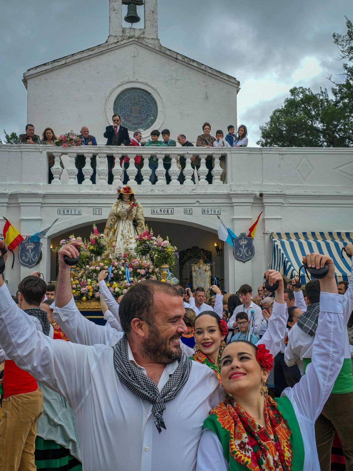 EN IMÁGENES | La lluvia embarra el día grande de la romería de la Virgen de Bótoa