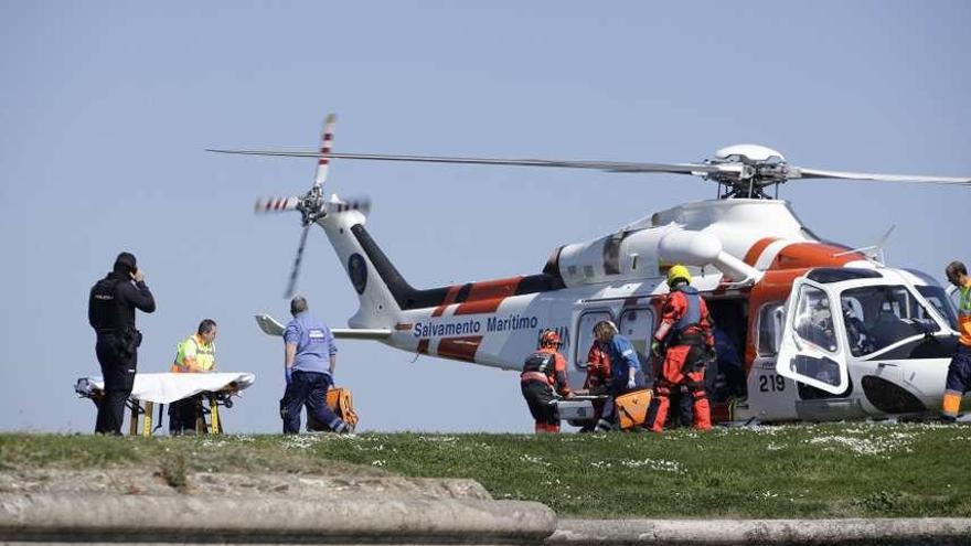 Los rescatadores de Salvamento Marítimo bajan una camilla para trasladar a la joven.