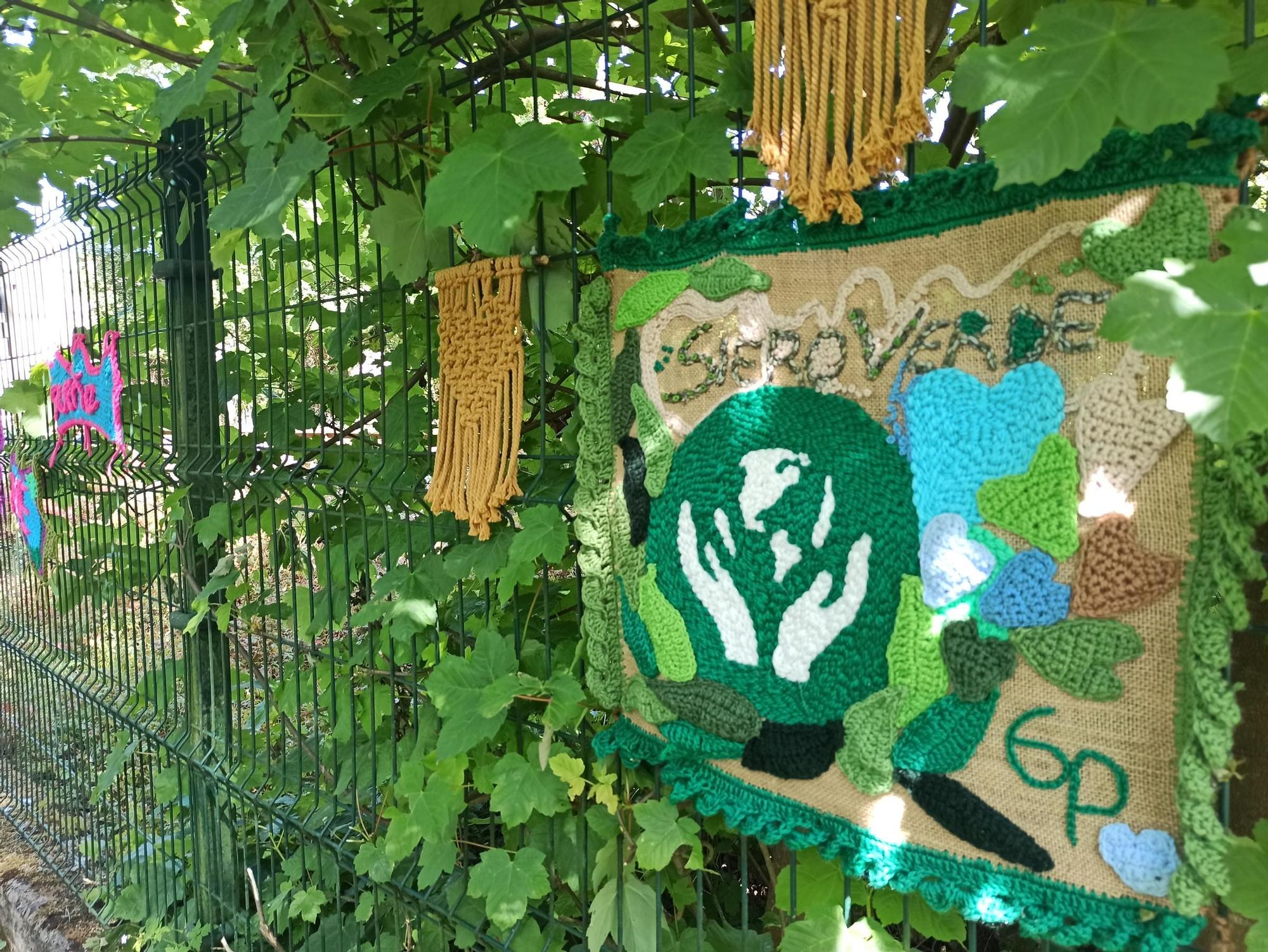 El arte urbano se teje en la Pola, el artista "6p" llena la Senda del Nora de ganchillo: "Si alguien se siente solo, que se sienta más acompañado"