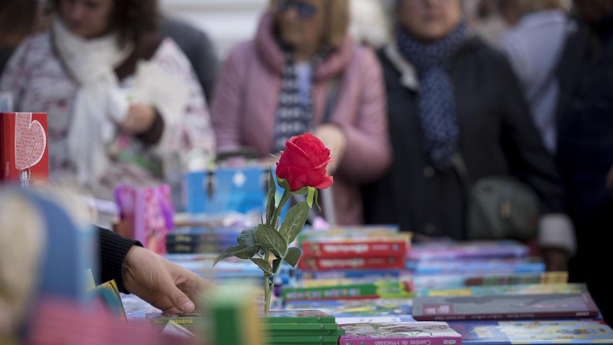 Rosas y libros en un Sant Jordi barcelonés, que ahora se quiere replicar a pequeña escala en Madrid.