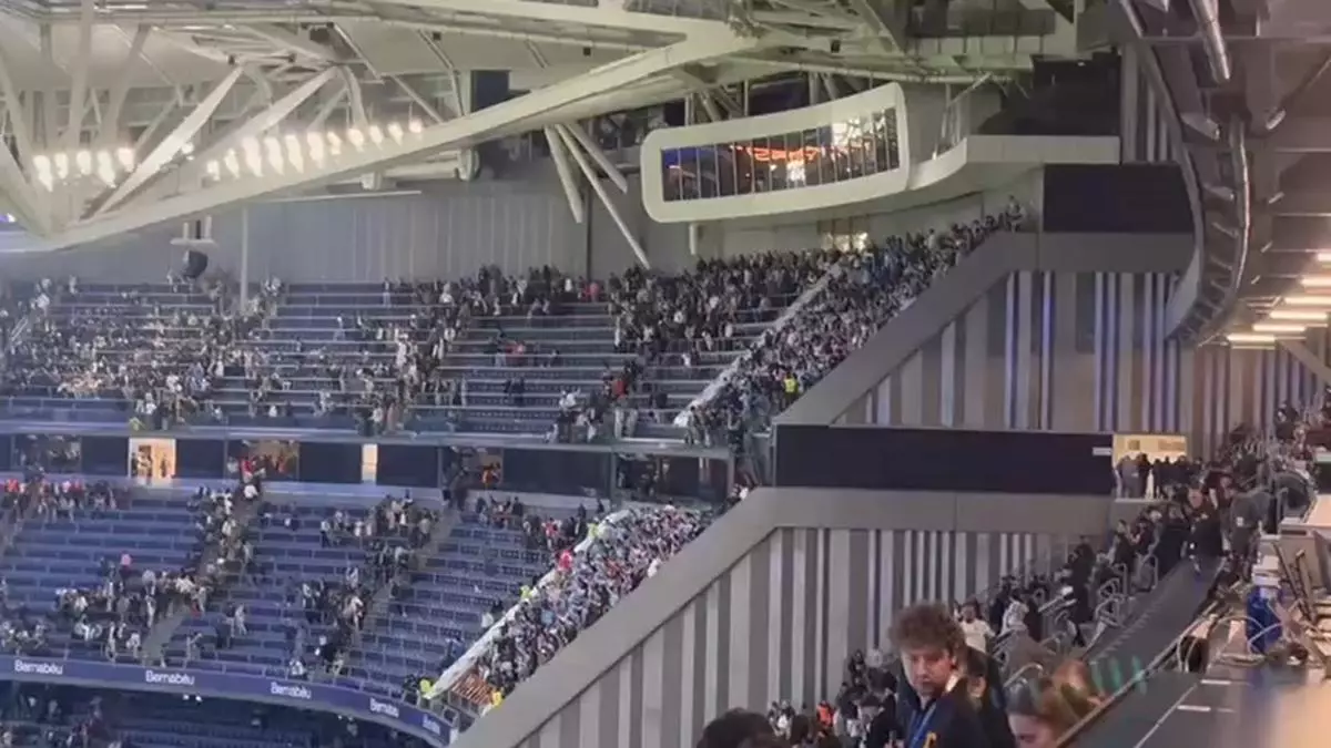 Celebración por todo lo alto del Celta, que asalta un Bernabéu que perdió los nervios con los árbitros y los suyos