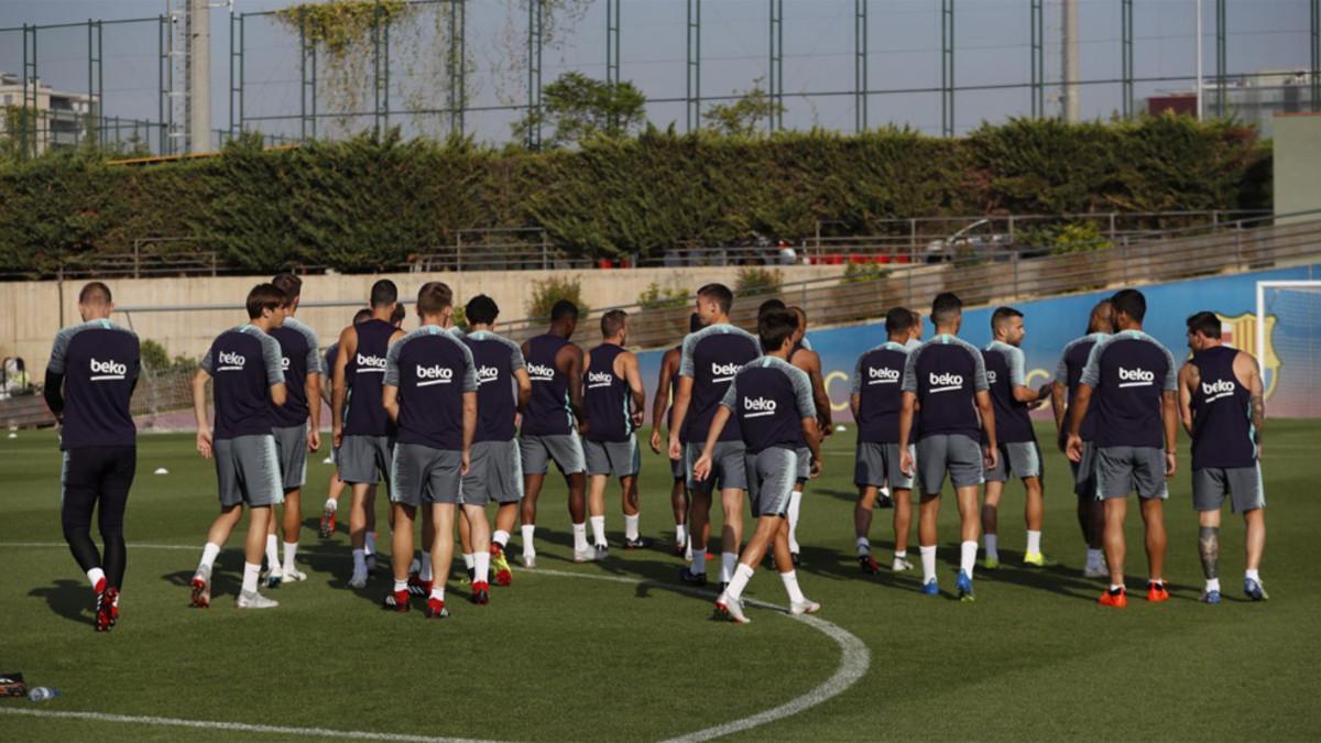 El Barça se ejercita en la Ciutat Esportiva con Riqui Puig y Miranda