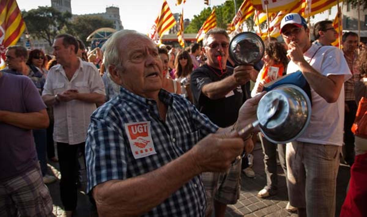 Els sindicats protesten pel rescat davant de la seu del Banc d’Espanya a Barcelona