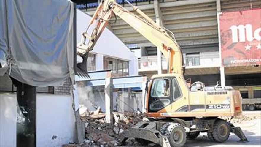 Las máquinas inician el derribo del polideportivo Campió Llorens