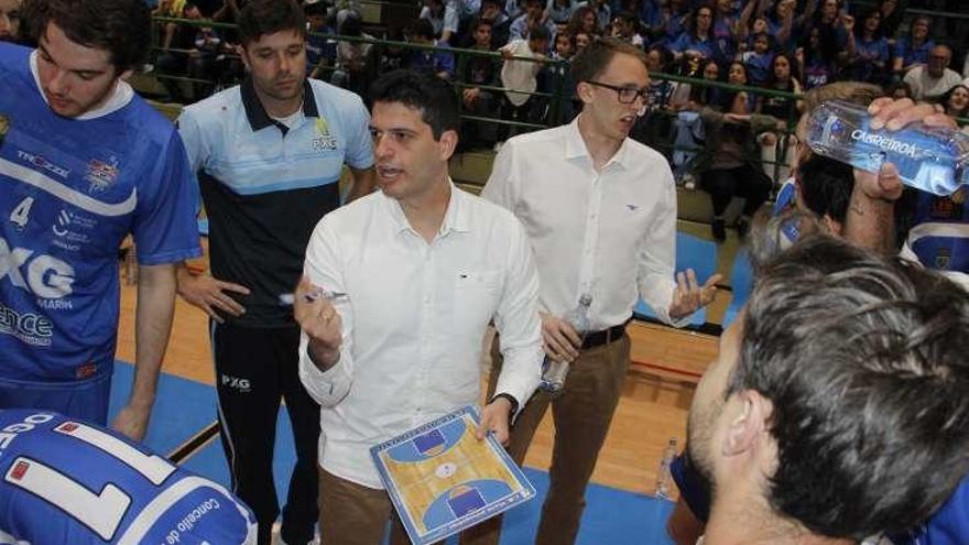 Javi Llorente dirigiendo un partido. // Santos Álvarez