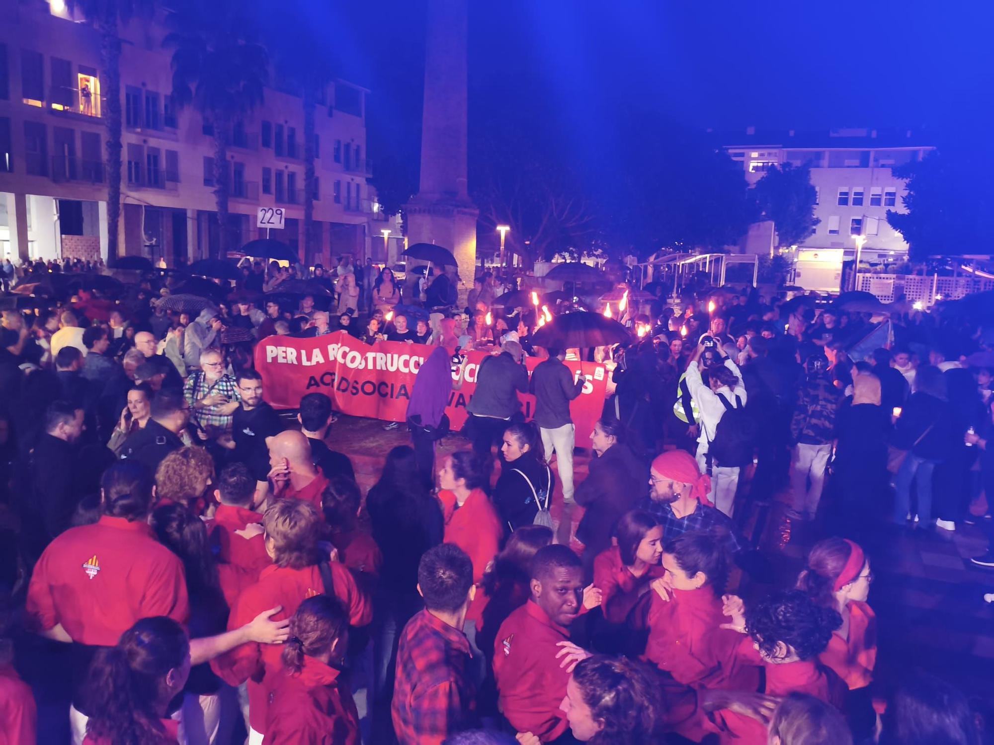 Una marcha con antorchas recorre los pueblos de l'Horta Sud entre gritos contra Mazón