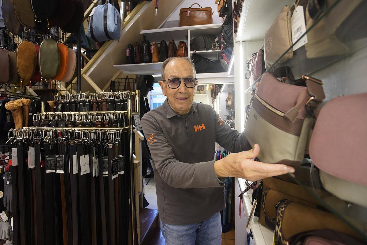 Carles Esteva Guillamet mostrant una bossa de la botiga