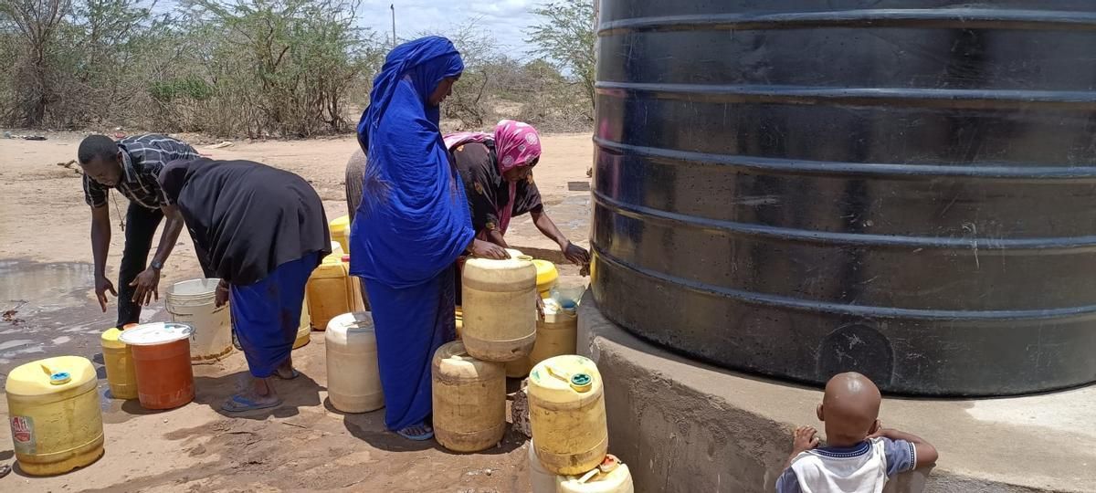 Aldeanos de la zona noreste de Kenia recogiendo agua.