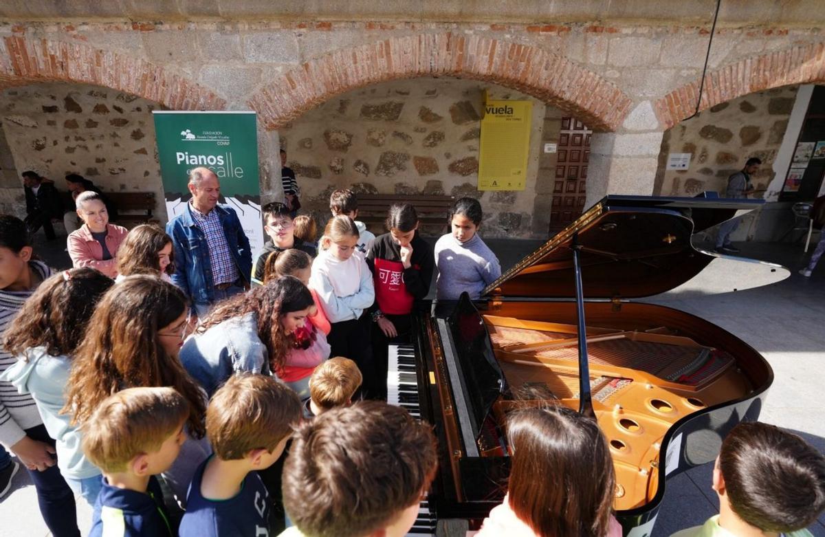 Los escolares se mostraron impacientes por poder acercarse a los pianos que se instalaron.