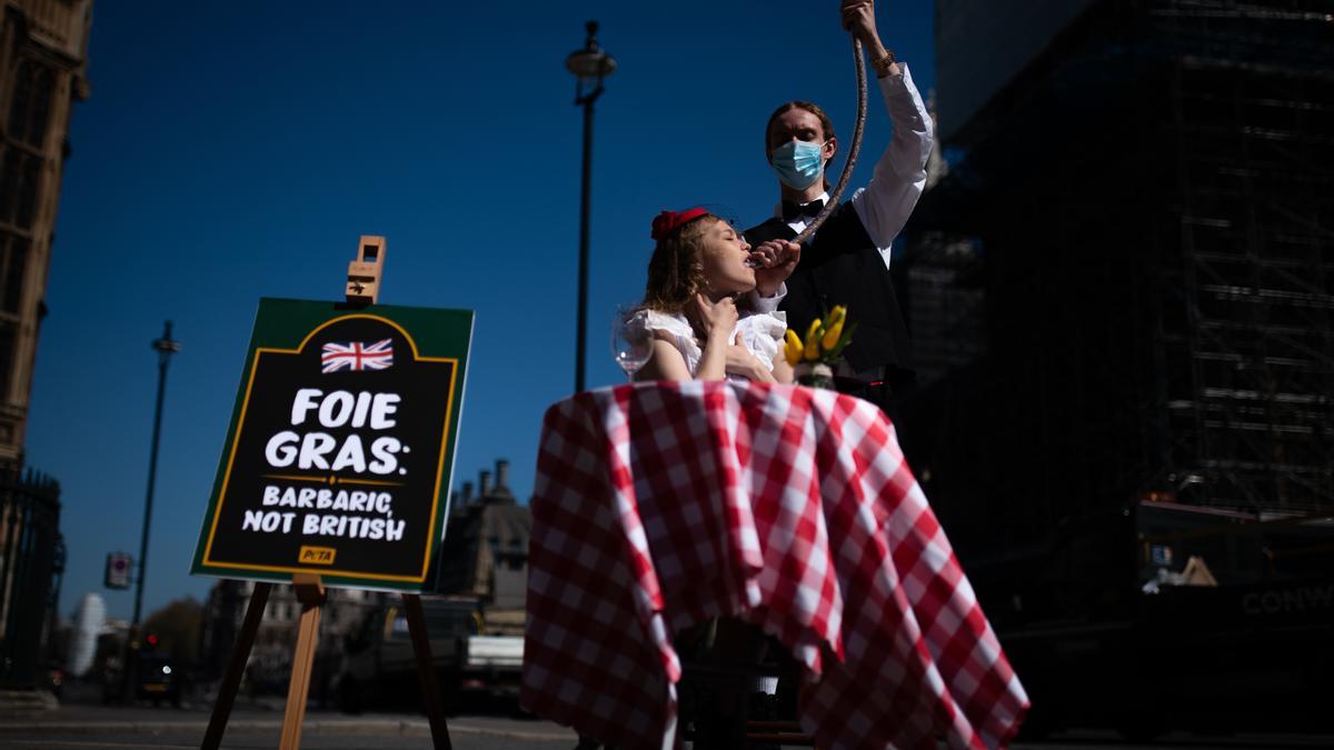 Activistas de PETA protestan contra el &#039;foie gras&#039;.