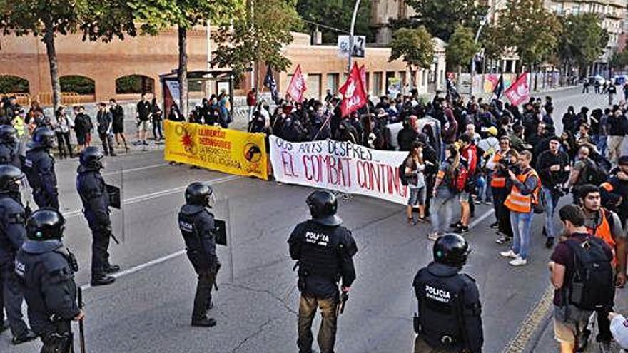 Els manifestants, davant de la Subdelegació del Govern, envoltats pels Mossos.