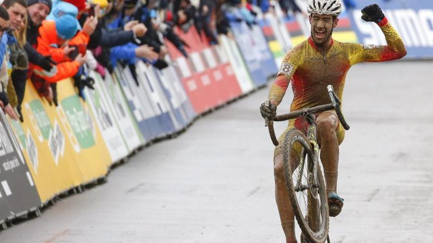 Felipe Orts levanta su bici en Luxemburgo al proclamarse subcampeón mundial sub&#039;23 el pasado 29 de enero.