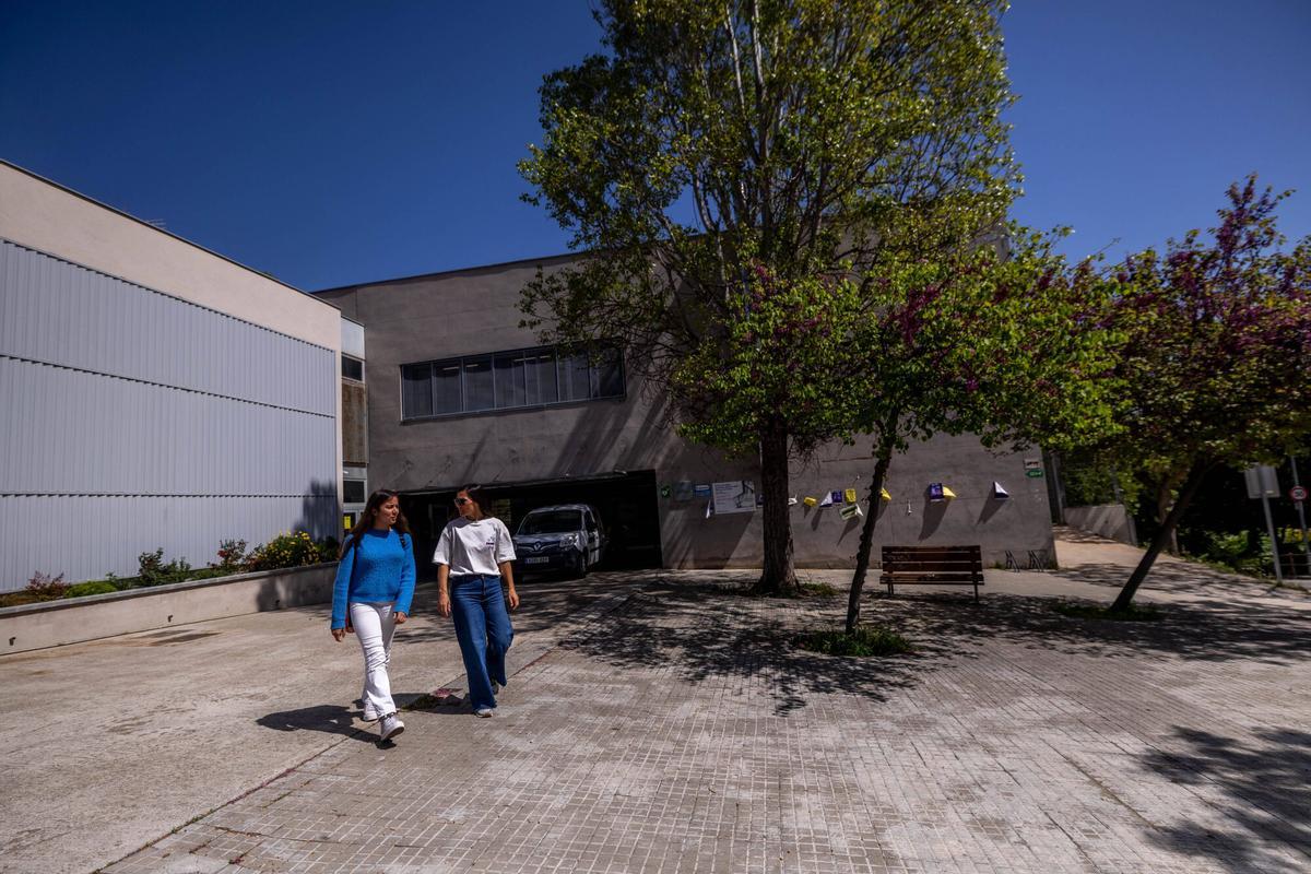 Madre e hija a la salida del instituto de Sant Esteve Sesrovires donde estudió Rosalía