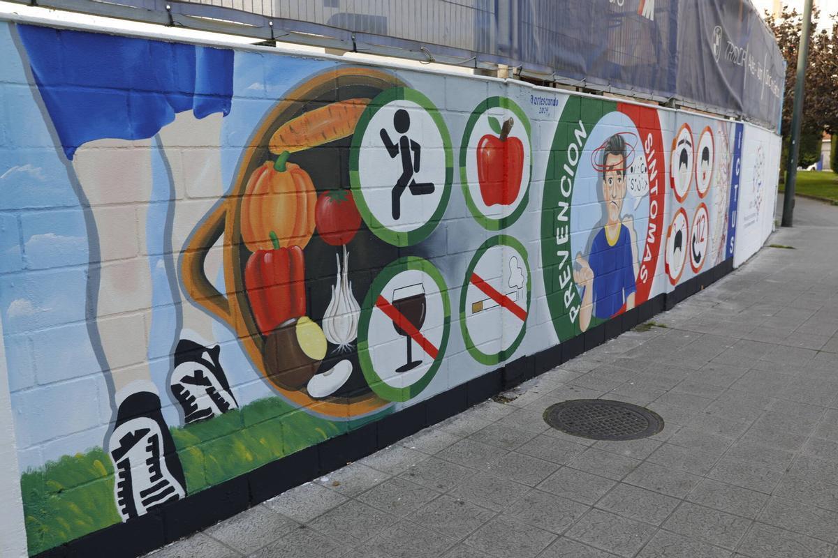 Un mural en Avilés que alerta de los síntomas de un ictus.