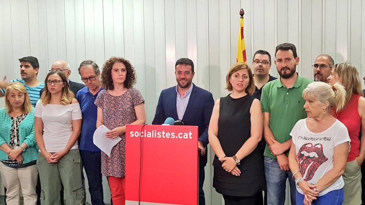 El primer secretario del PSC de Badalona, Alex Pastor, comparece para anunciar los resultados de la consulta a los militantes locales sobre la moción de censura.