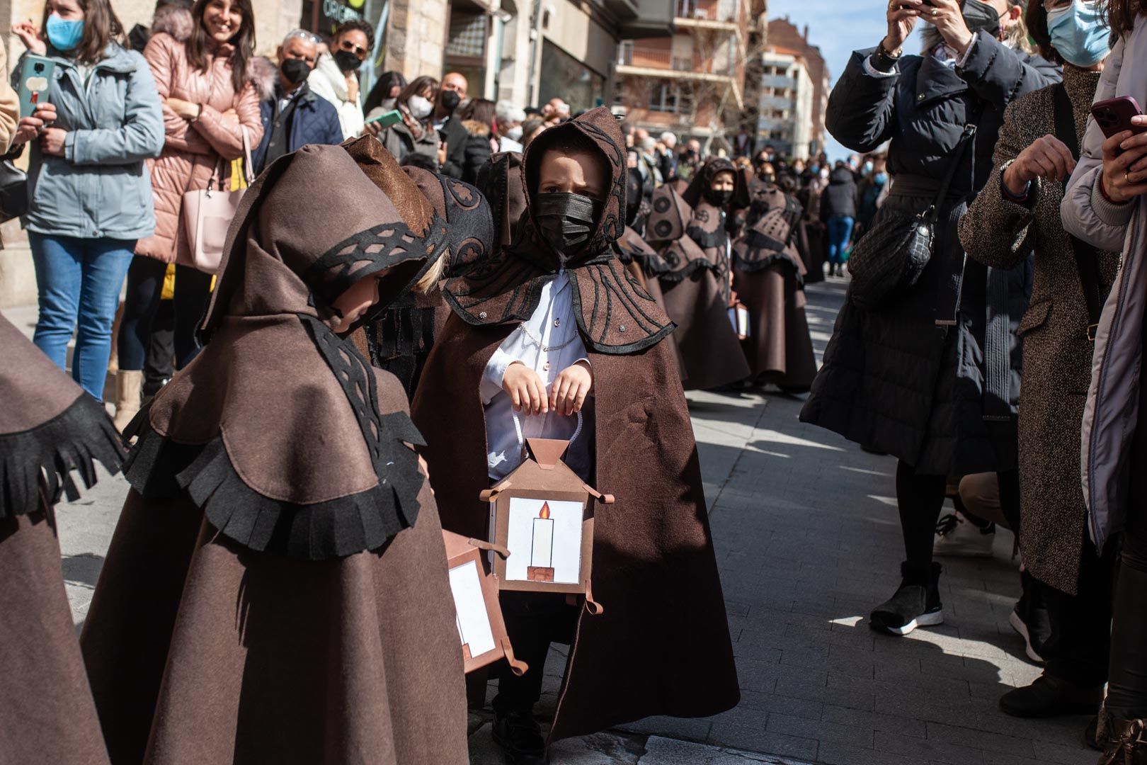 GALERÍA | La particular procesión de las Capas Pardas de los niños de la Milagrosa de Zamora