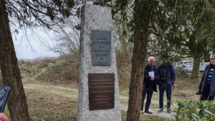 Los asistentes depositaron flores en homenaje a los fallecidos. 