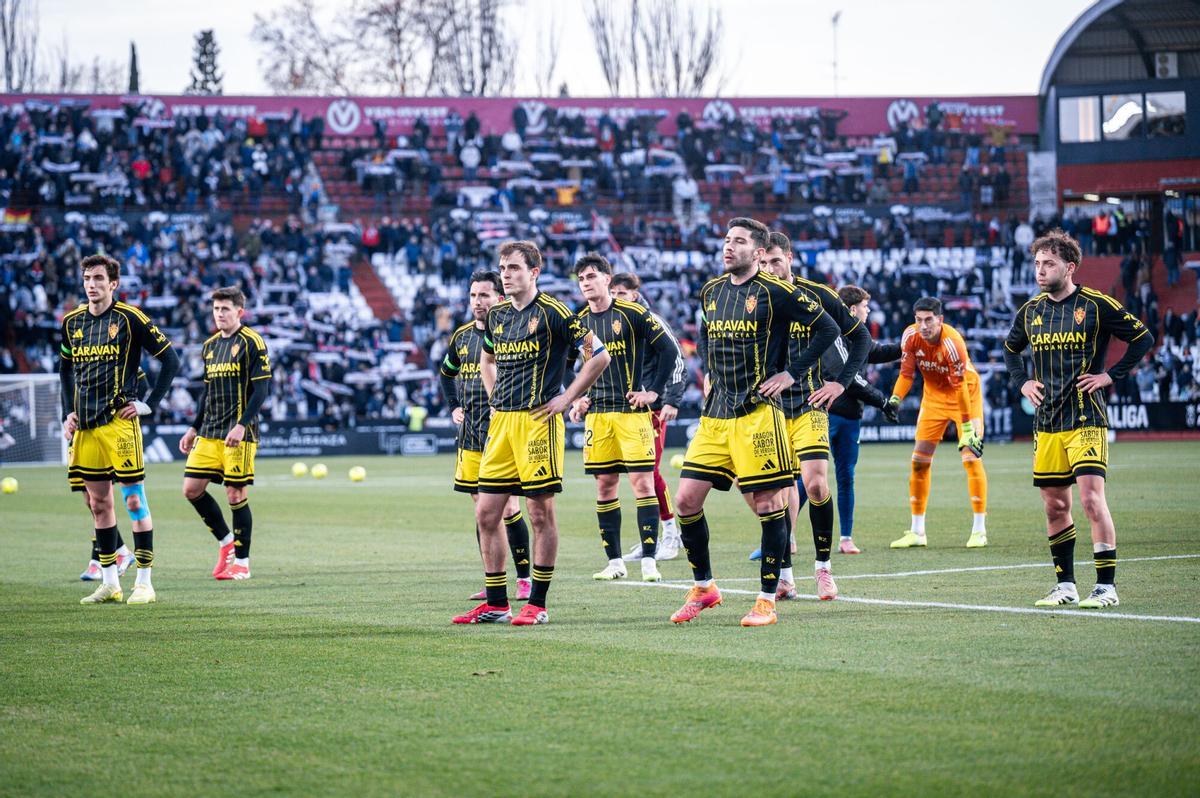 Los jugadores del Real Zaragoza, frente al córner de aficionados blanquillos desplazados a Albacete, tras perder en el Carlos Belmonte.