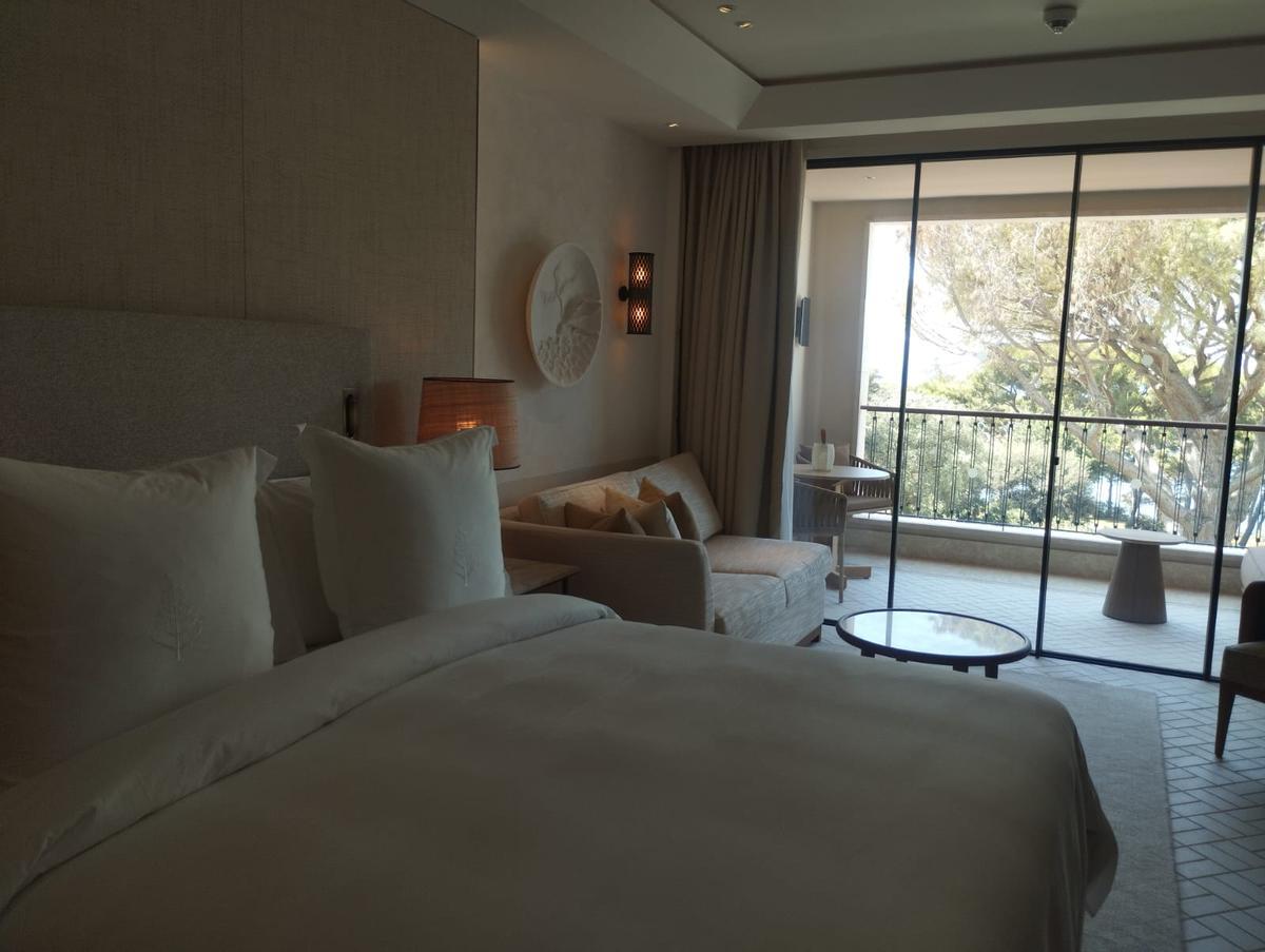 Una habitación, de las más básicas, con 40 metros cuadrados y otros 8 de terraza.