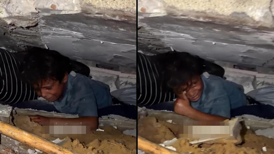 Las duras imágenes de un niño atrapado bajo los escombros tras derrumbarse un edificio en Gaza