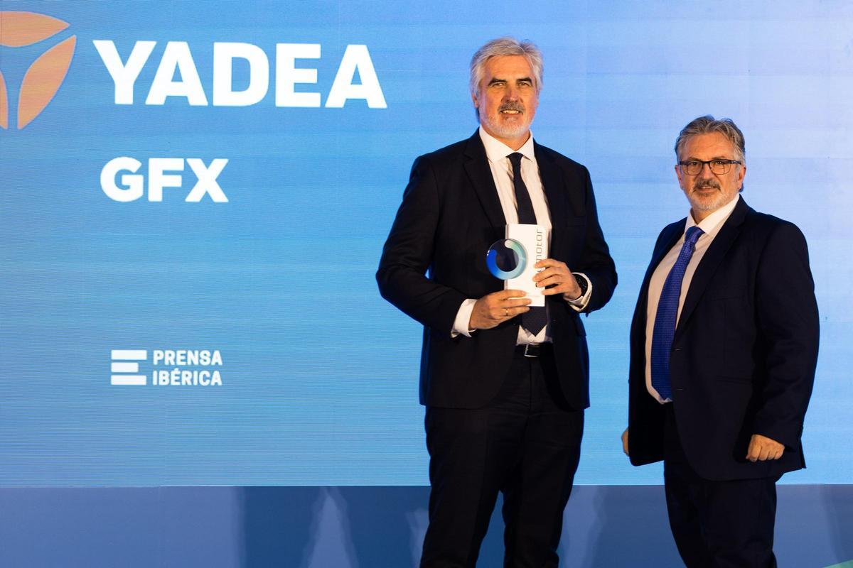 Pedro Díez del Río, CEO de movilidad sostenible de YADEA España, junto a Luis Fernández Iniesto, head of Network Optimization de Moeve