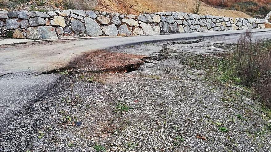 Aspecto de la carretera cerrada al tráfico desde noviembre.