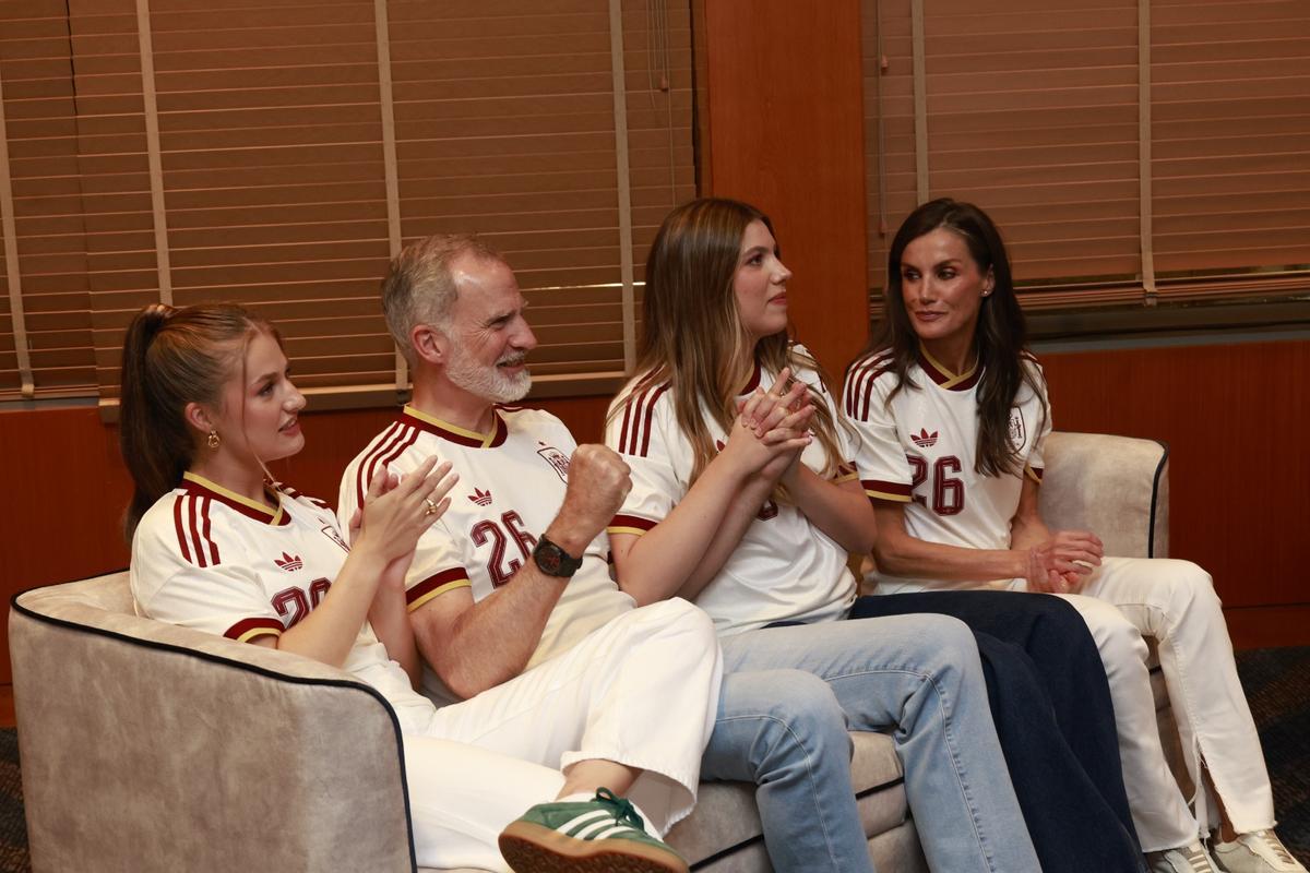 Los Reyes y sus dos hijas ven la semifinal de España, el martes en un hotel en Barcelona, tras haber asistido a la gala de los Premios Princesa de Girona.