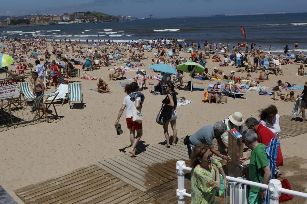 El primer fin de semana de verano llena las playas